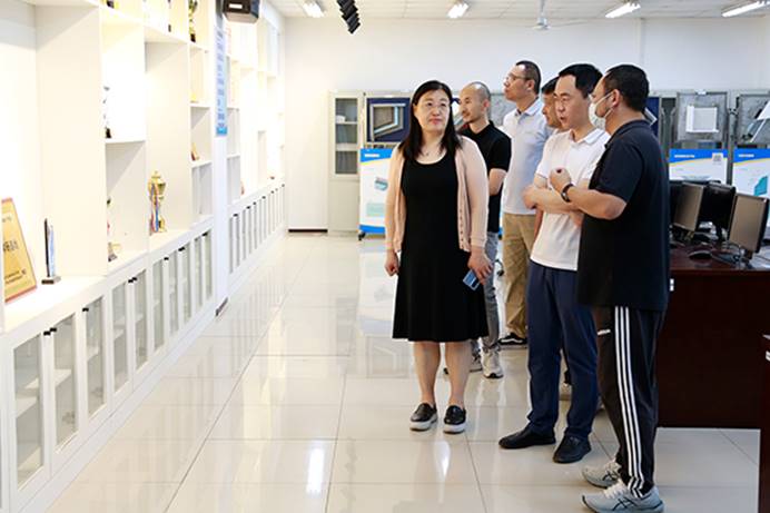 说明: 人站在房间里中度可信度描述已自动生成