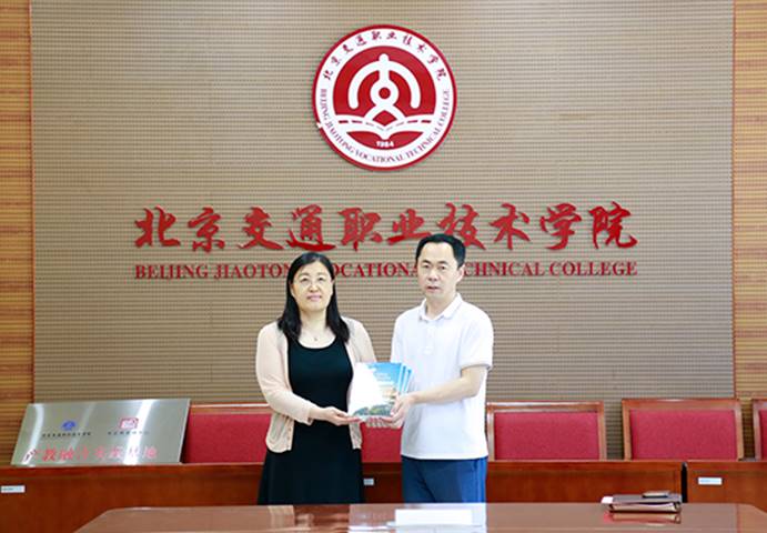 说明: 图片包含 室内, 桌子, 站, 女人描述已自动生成