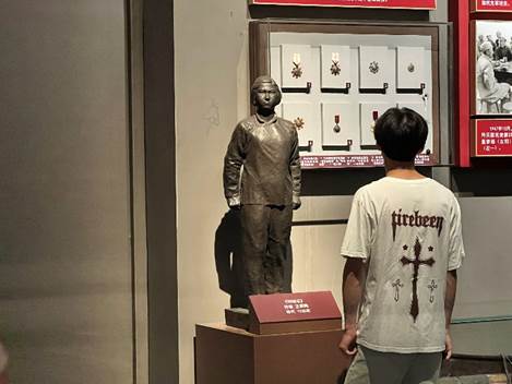 一些人站在门前描述已自动生成