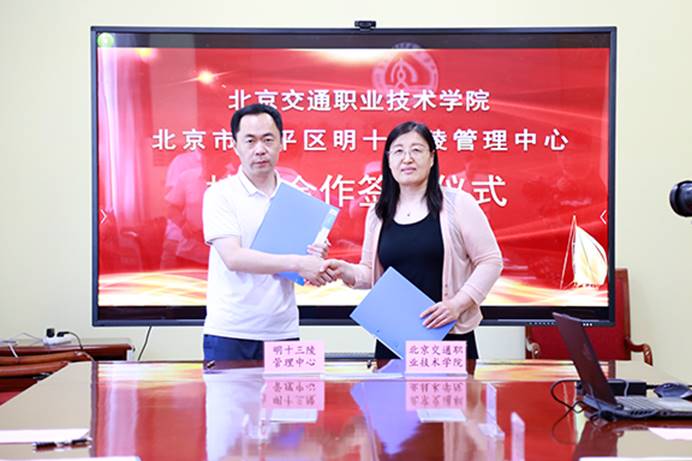 说明: 图片包含 室内, 桌子, 人, 女人描述已自动生成