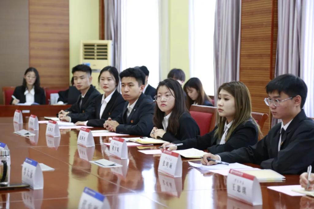 一群人坐在桌子前描述已自动生成