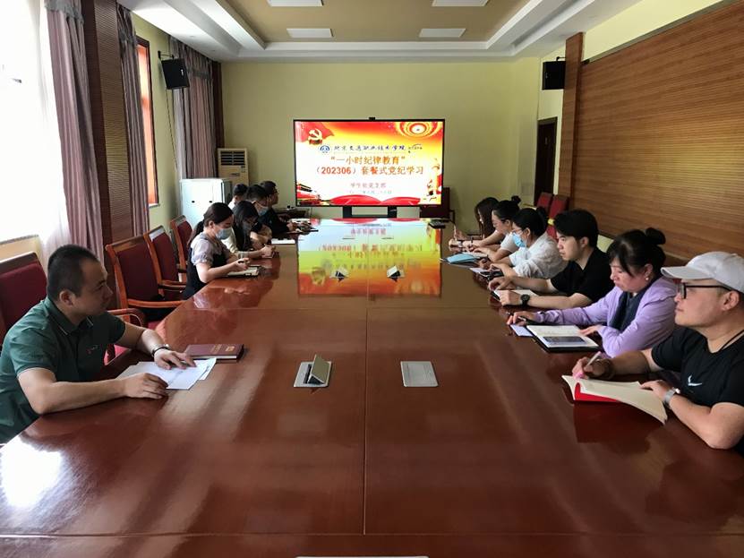 会议室里的人们描述已自动生成